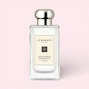 BEAUTE KNOWS Jo Malone London English Pear & Sweet Pea Cologne 100ml bottle on a light pink background