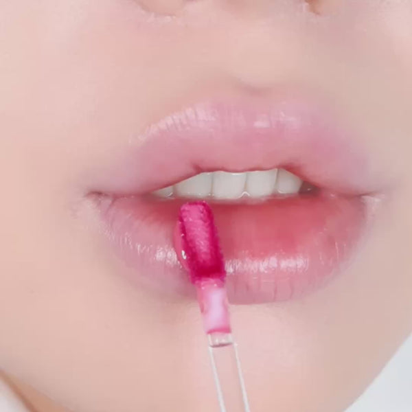 Applying Beauty of Majesty BOM Lip Flash Tint 02 Peach Flare 3g